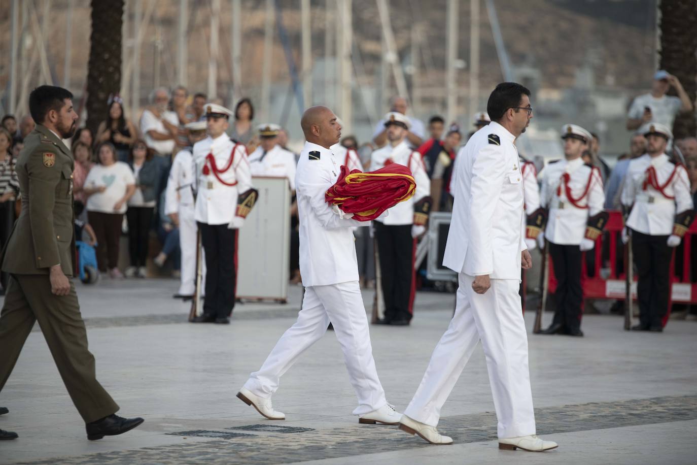 Los militares homenajean a la Bandera en Cartagena