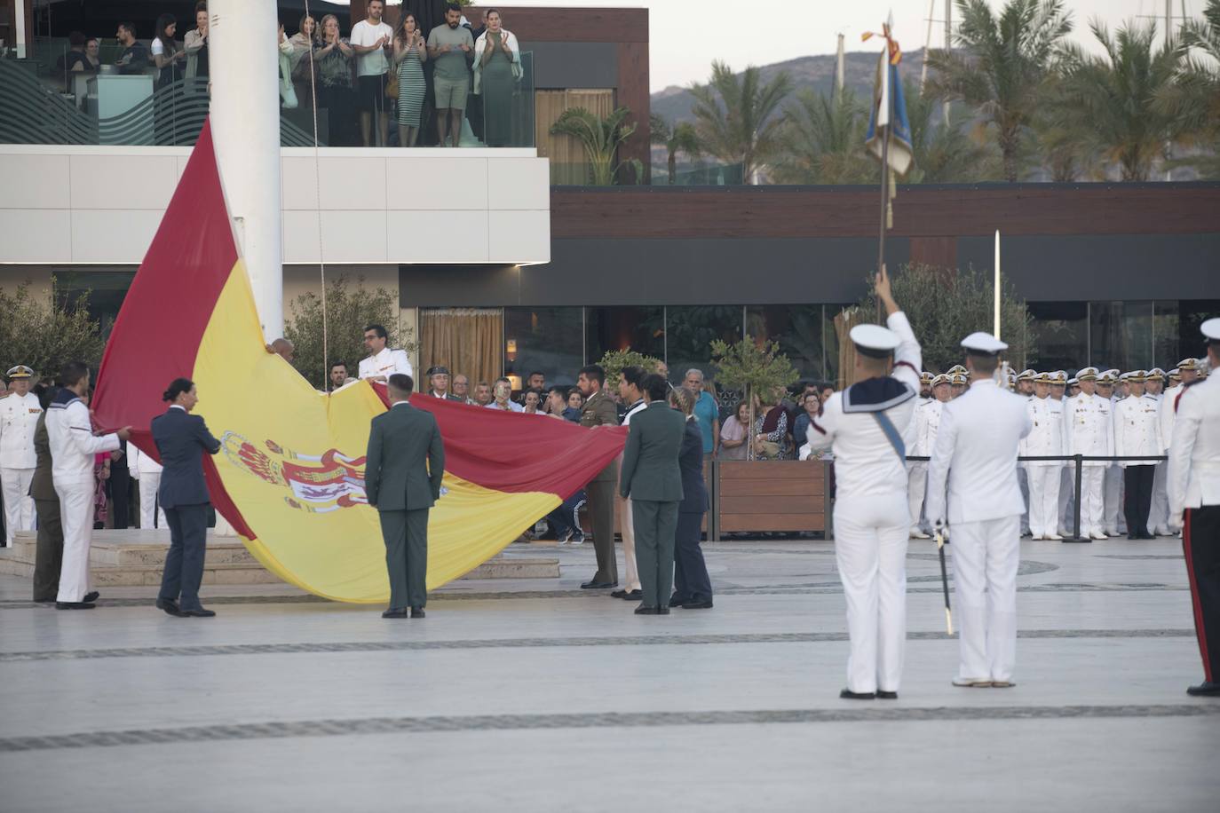 Los militares homenajean a la Bandera en Cartagena