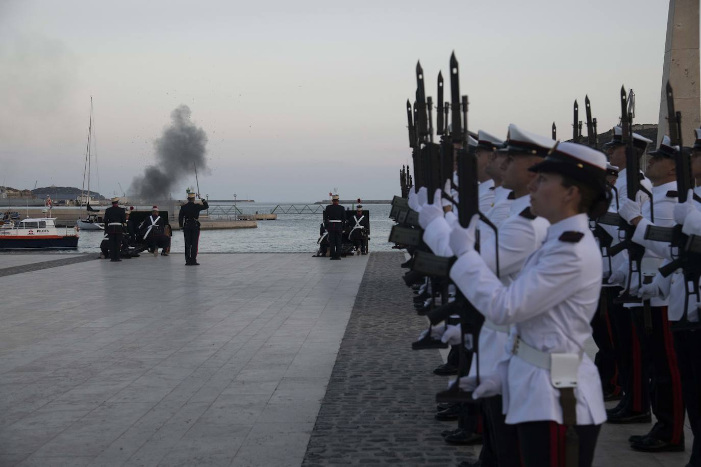 Los militares homenajean a la Bandera en Cartagena