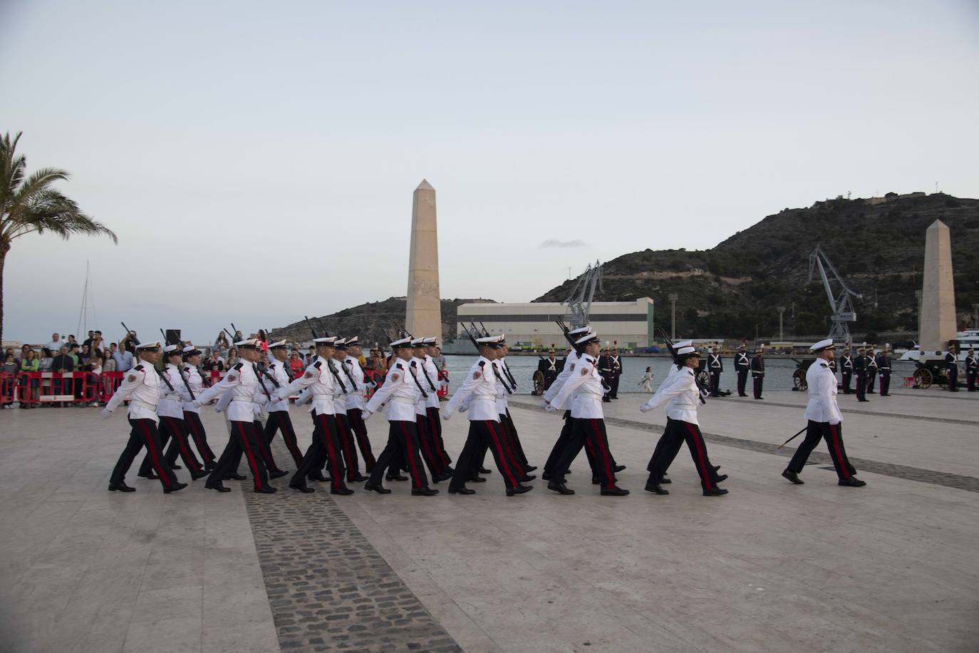 Los militares homenajean a la Bandera en Cartagena
