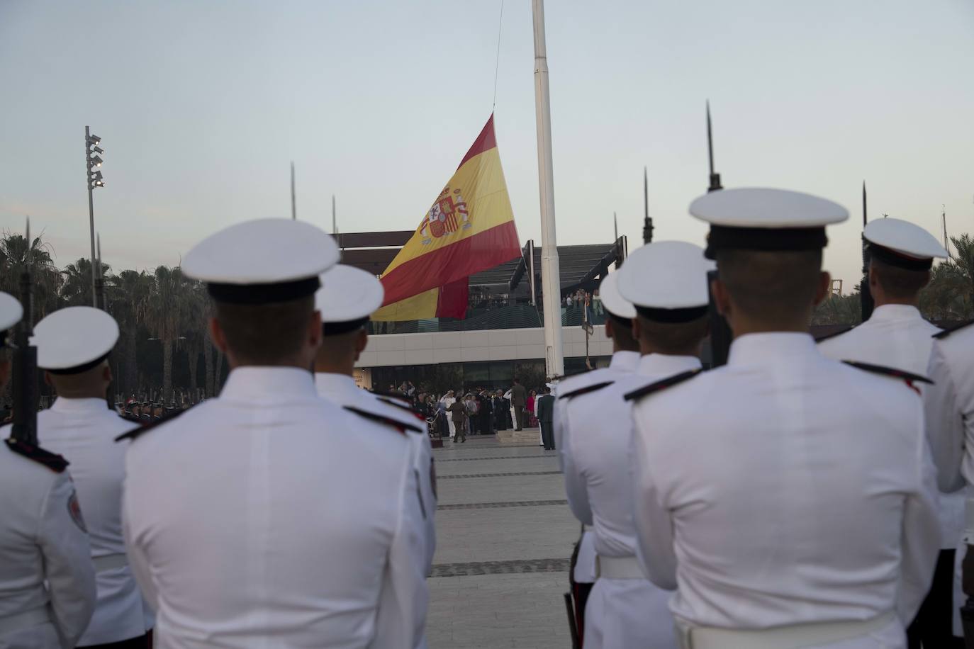 Los militares homenajean a la Bandera en Cartagena
