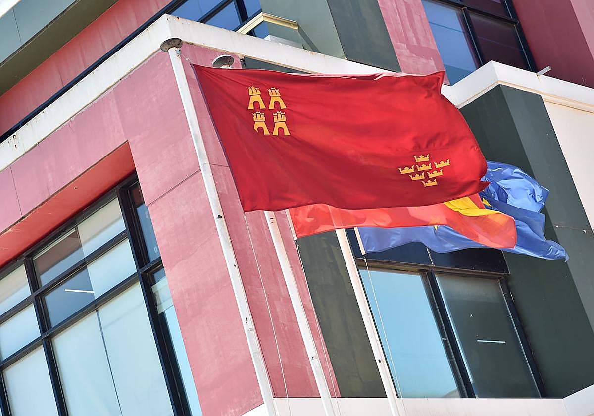 Imagen de archivo de una bandera de la Región de Murcia.
