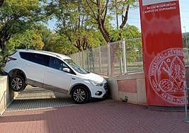 Un coche cae contra un muro en la UMU.