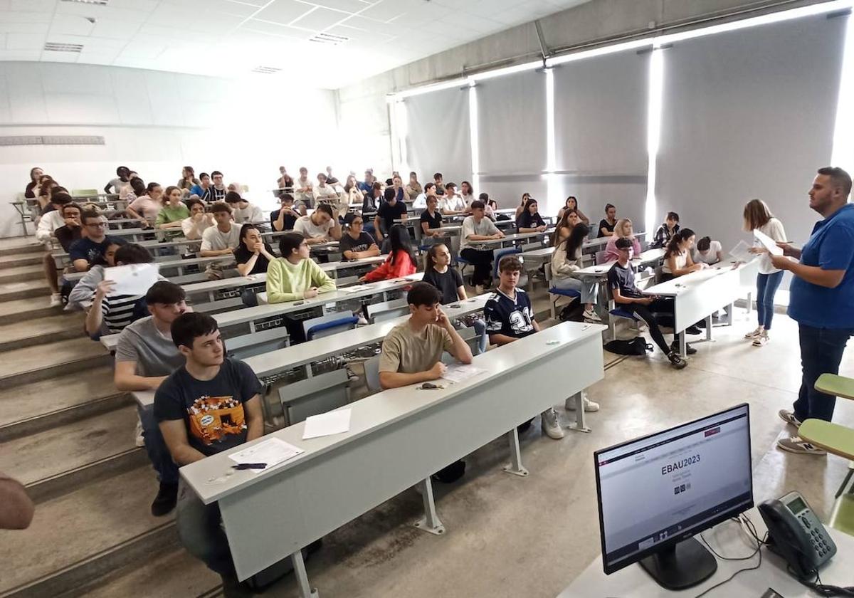 Alumnos esperan el inicio del examen de Lengua y Literatura, el primero de la Ebau, este lunes por la mañana en el Campus de Espinardo.