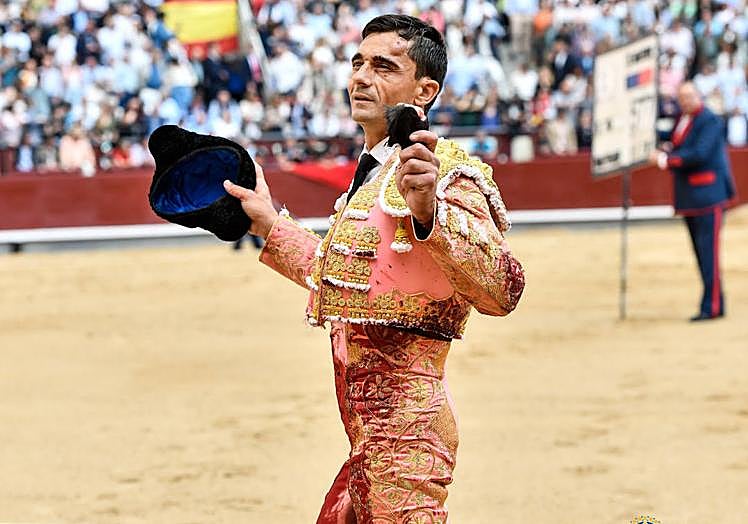 Paco Ureña, con la oreja que cortó en la Corrida de la Prensa de la Feria de San Isidro de Madrid.