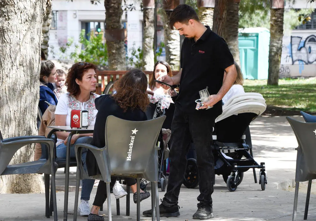 Un camarero toma nota a unas clientas en una terraza de Murcia.