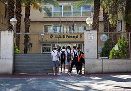 Estudiantes acceden al interior de las instalaciones del IES El Palmeral.