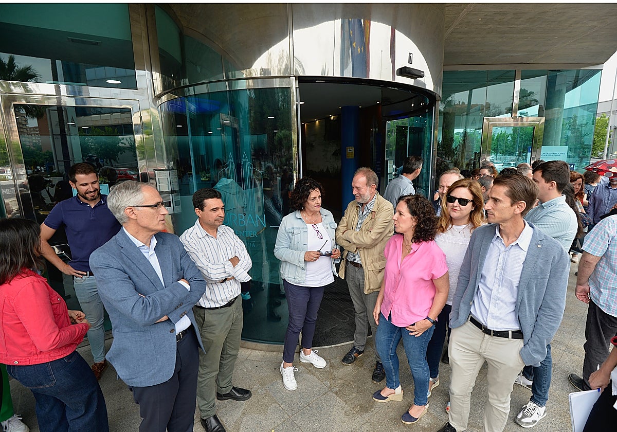 Los inspectores de trabajo, con el director del organismo a la izquierda, durante su protesta en Murcia este miércoles.