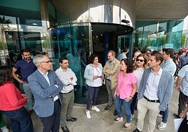 Los inspectores de trabajo, con el director del organismo a la izquierda, durante su protesta en Murcia este miércoles.
