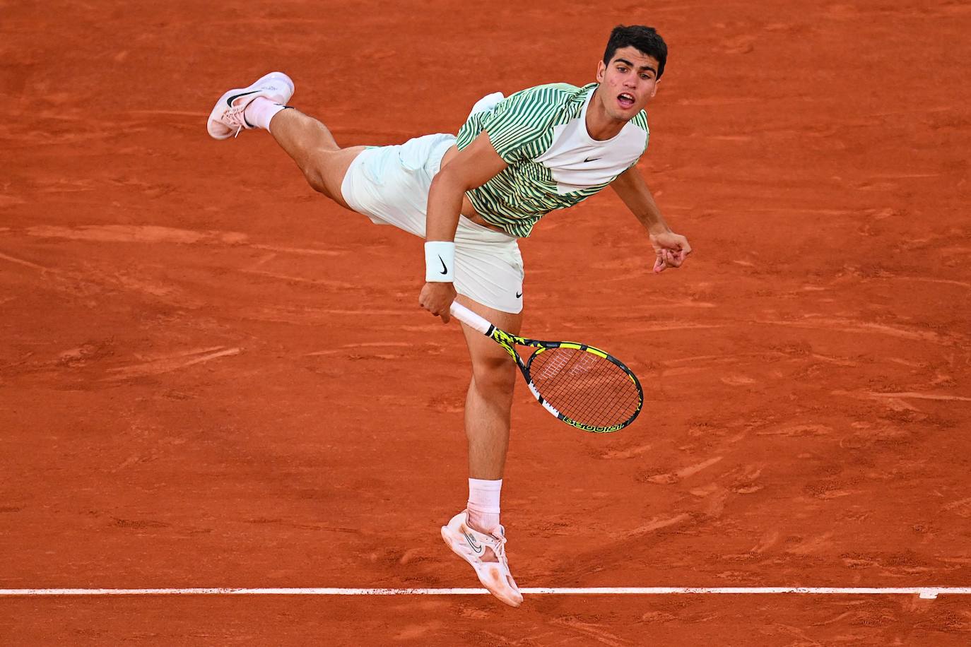 Alcaraz destroza a Tsitsipas en los cuartos de final de Roland Garros