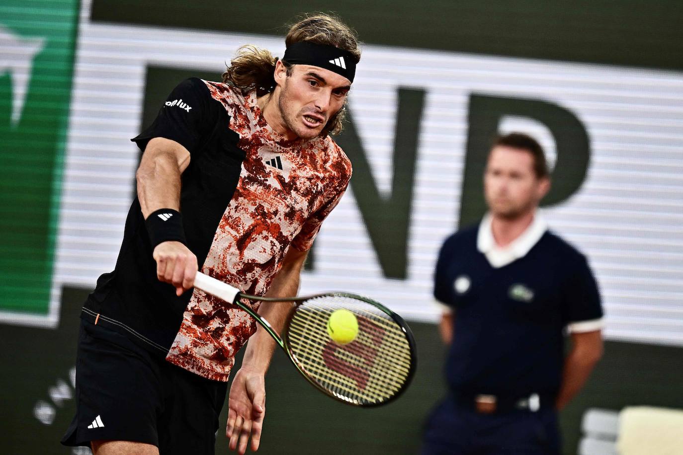 Alcaraz destroza a Tsitsipas en los cuartos de final de Roland Garros