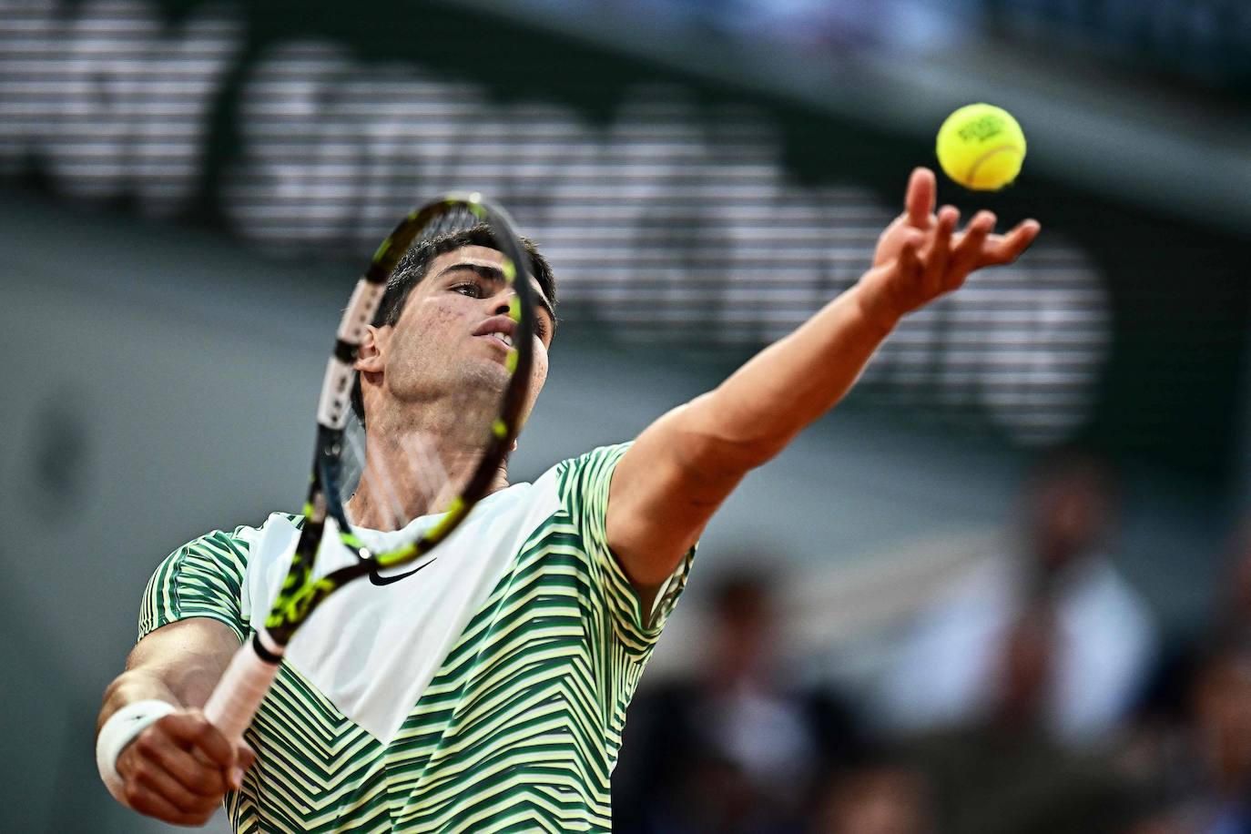 Alcaraz destroza a Tsitsipas en los cuartos de final de Roland Garros