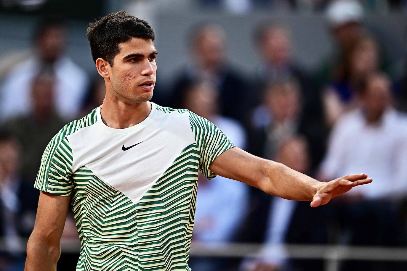 Alcaraz destroza a Tsitsipas en los cuartos de final de Roland Garros