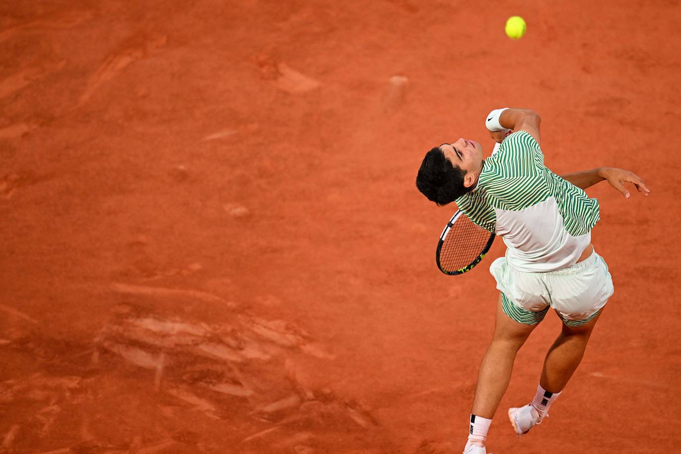 Alcaraz destroza a Tsitsipas en los cuartos de final de Roland Garros