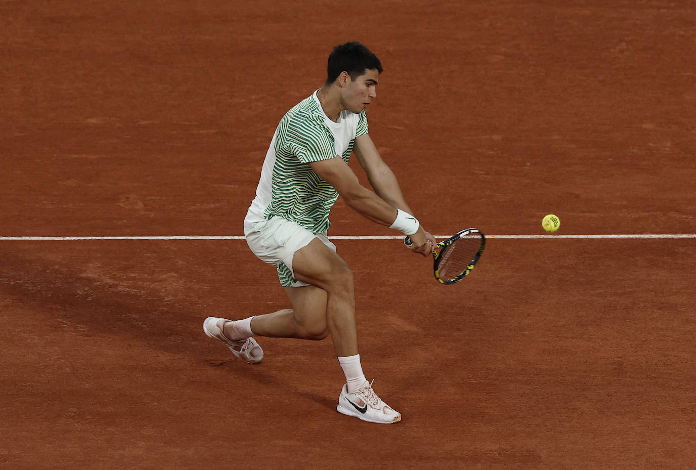 Alcaraz destroza a Tsitsipas en los cuartos de final de Roland Garros