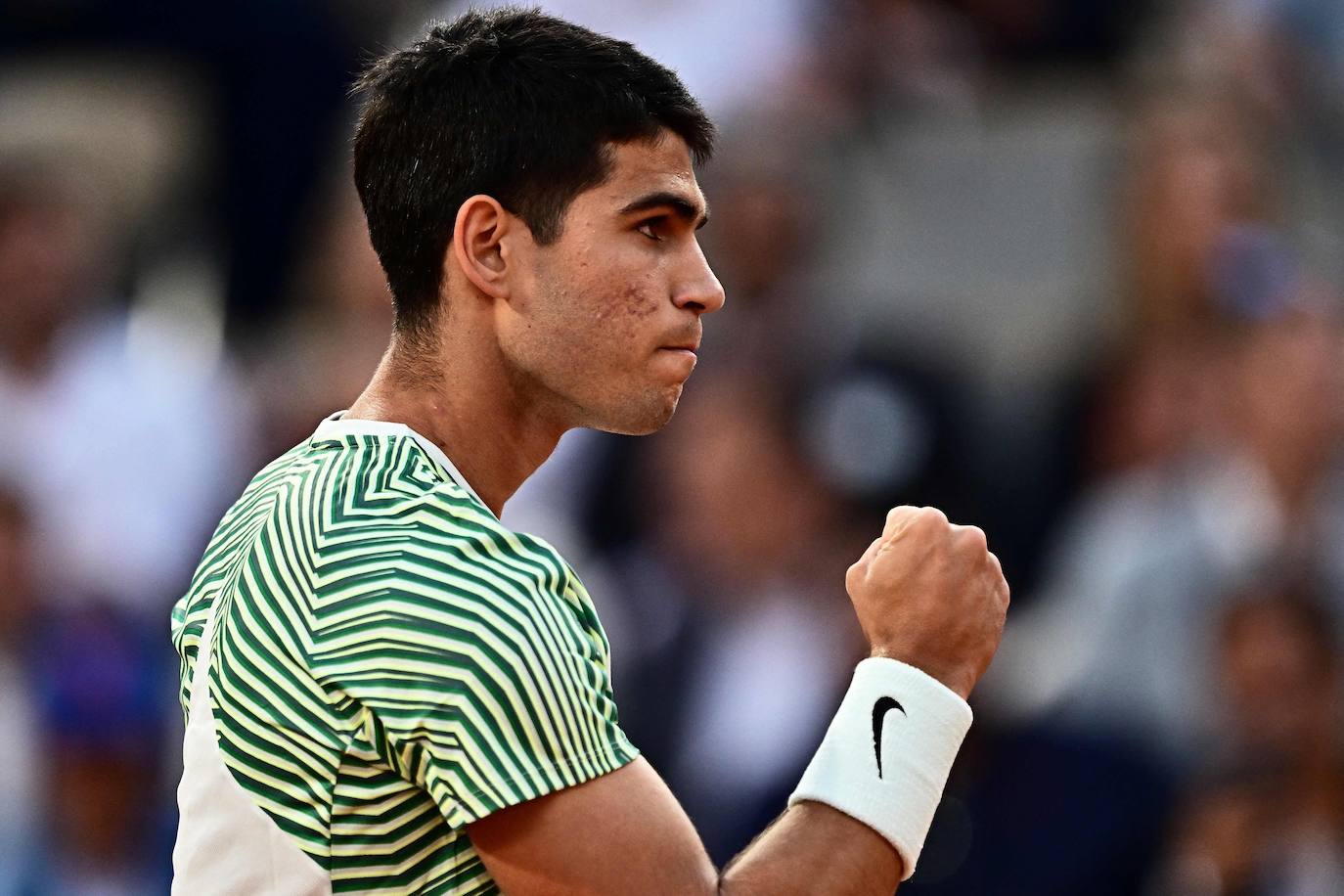 Alcaraz destroza a Tsitsipas en los cuartos de final de Roland Garros