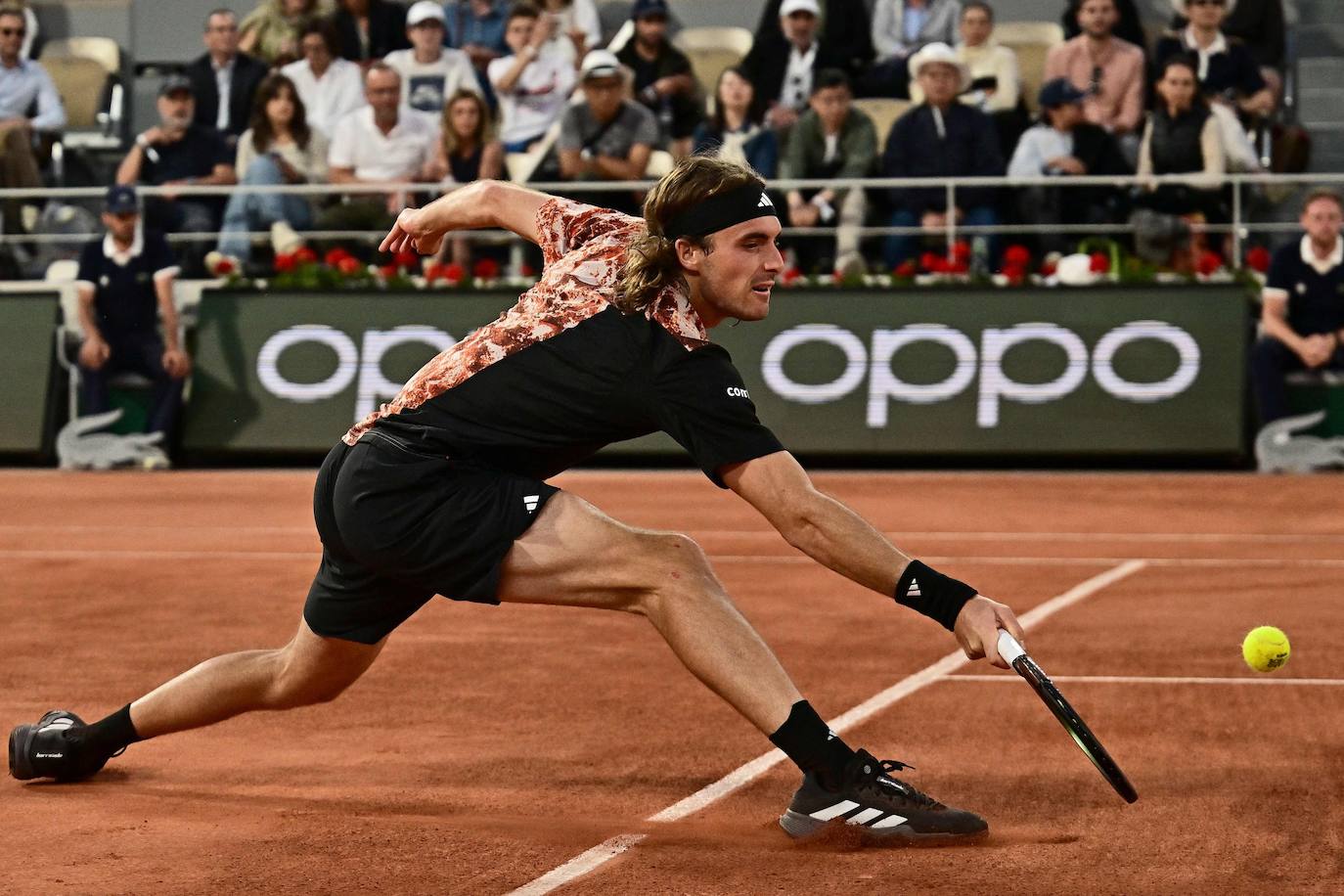 Alcaraz destroza a Tsitsipas en los cuartos de final de Roland Garros