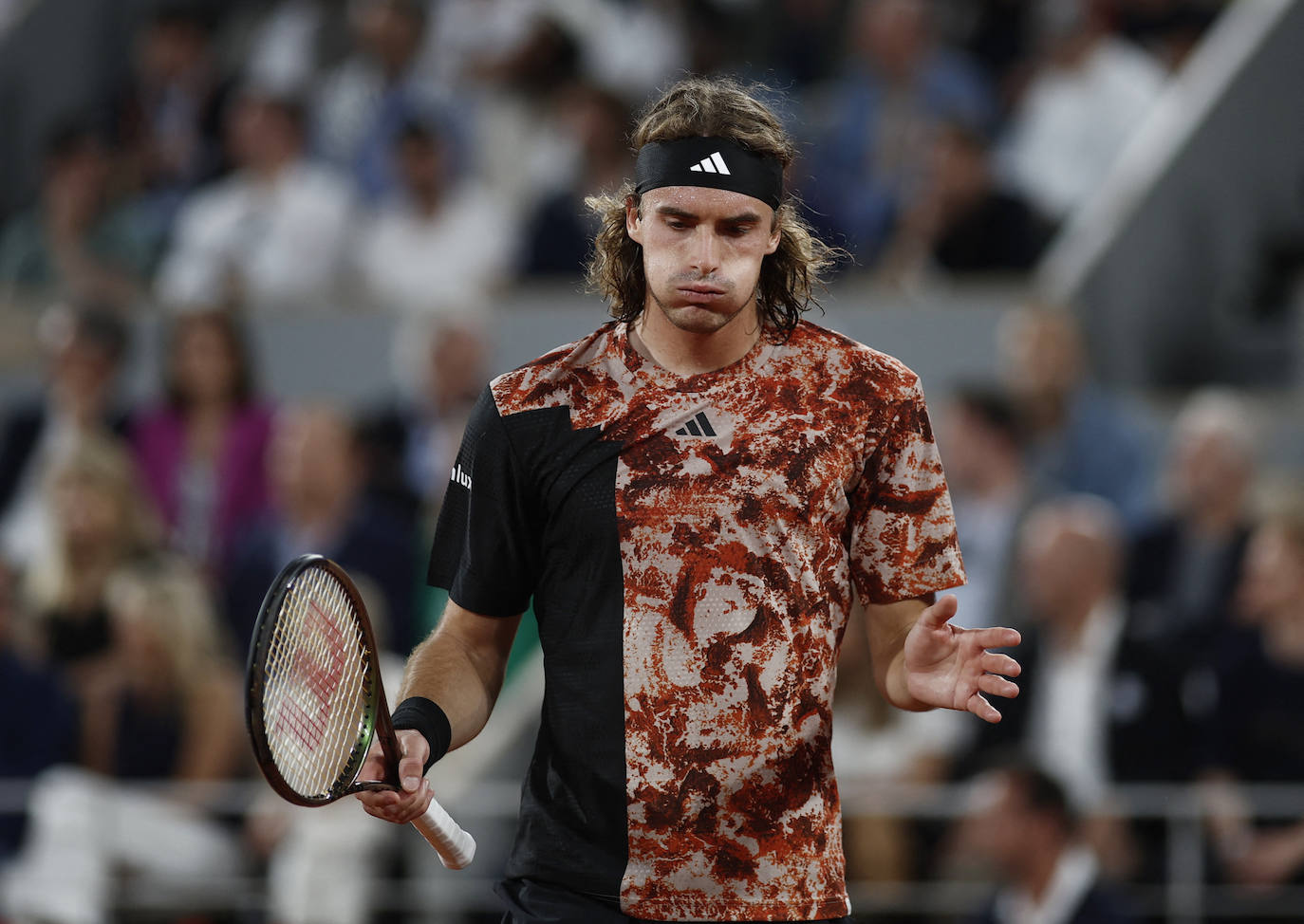 Alcaraz destroza a Tsitsipas en los cuartos de final de Roland Garros