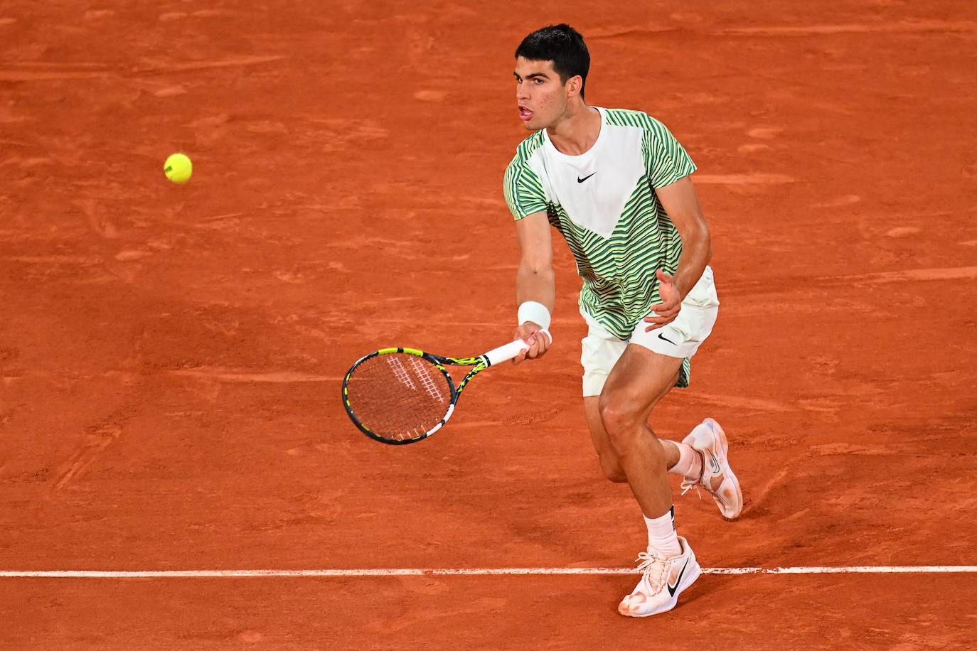 Alcaraz destroza a Tsitsipas en los cuartos de final de Roland Garros