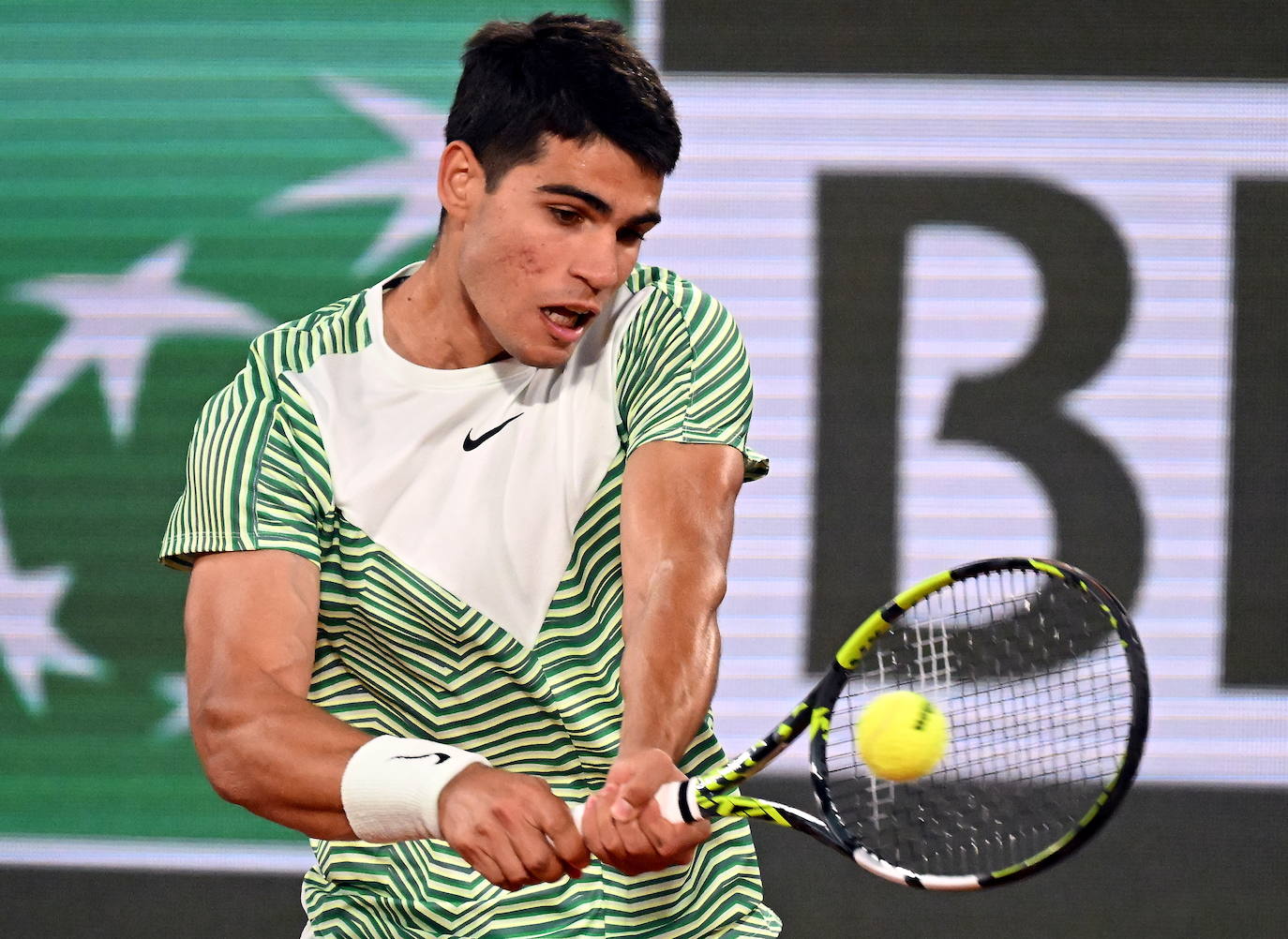 Alcaraz destroza a Tsitsipas en los cuartos de final de Roland Garros