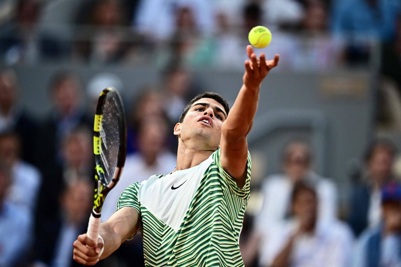 Alcaraz destroza a Tsitsipas en los cuartos de final de Roland Garros