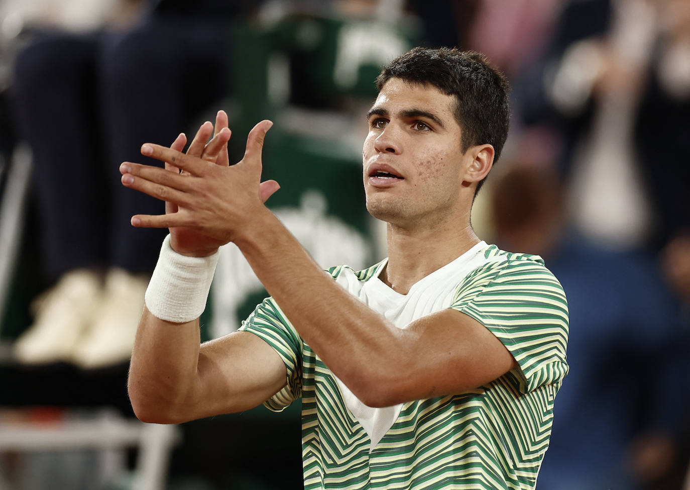 Alcaraz destroza a Tsitsipas en los cuartos de final de Roland Garros