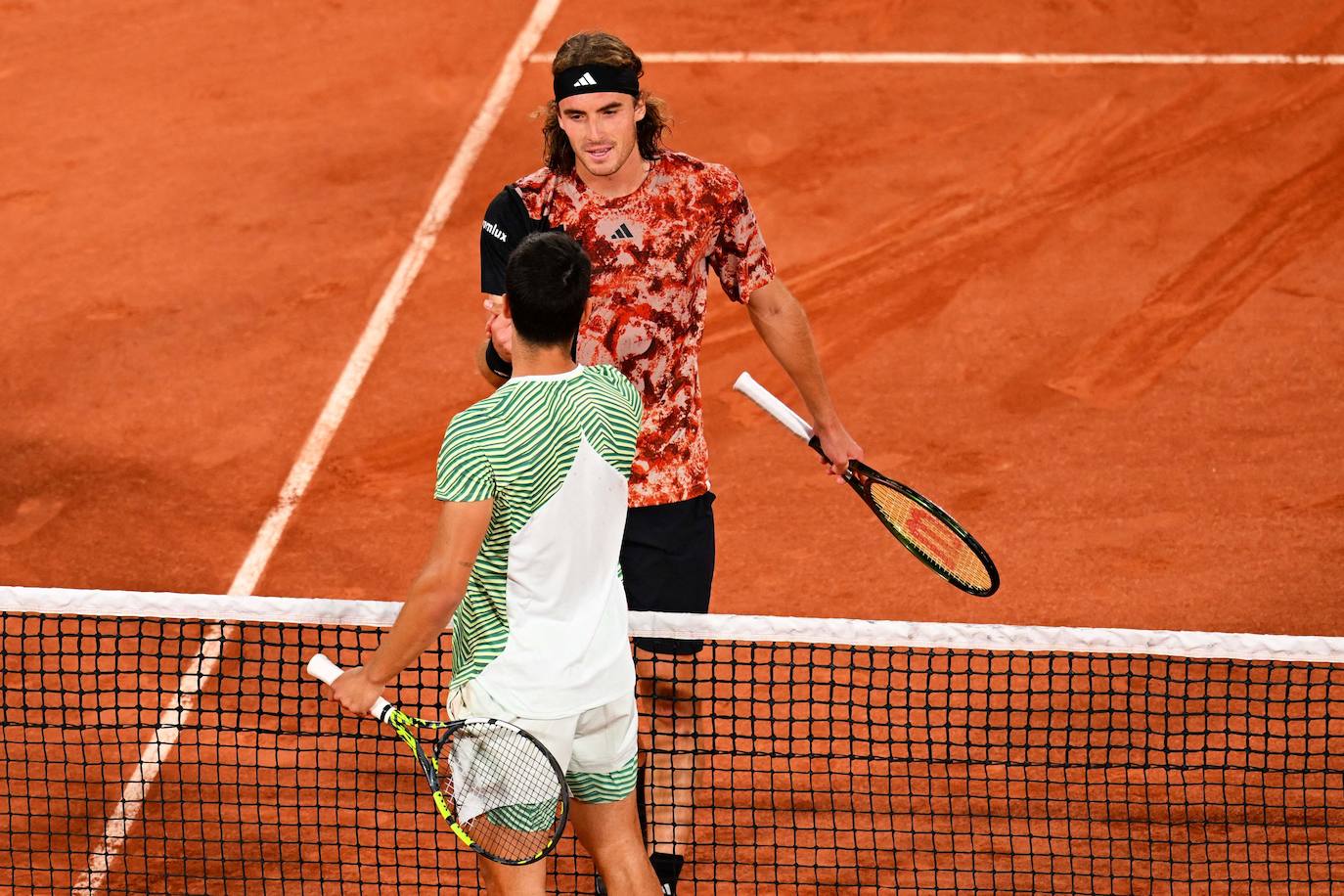 Alcaraz destroza a Tsitsipas en los cuartos de final de Roland Garros