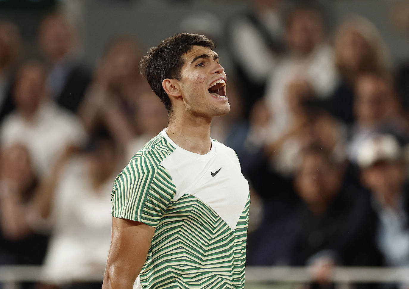 Alcaraz destroza a Tsitsipas en los cuartos de final de Roland Garros