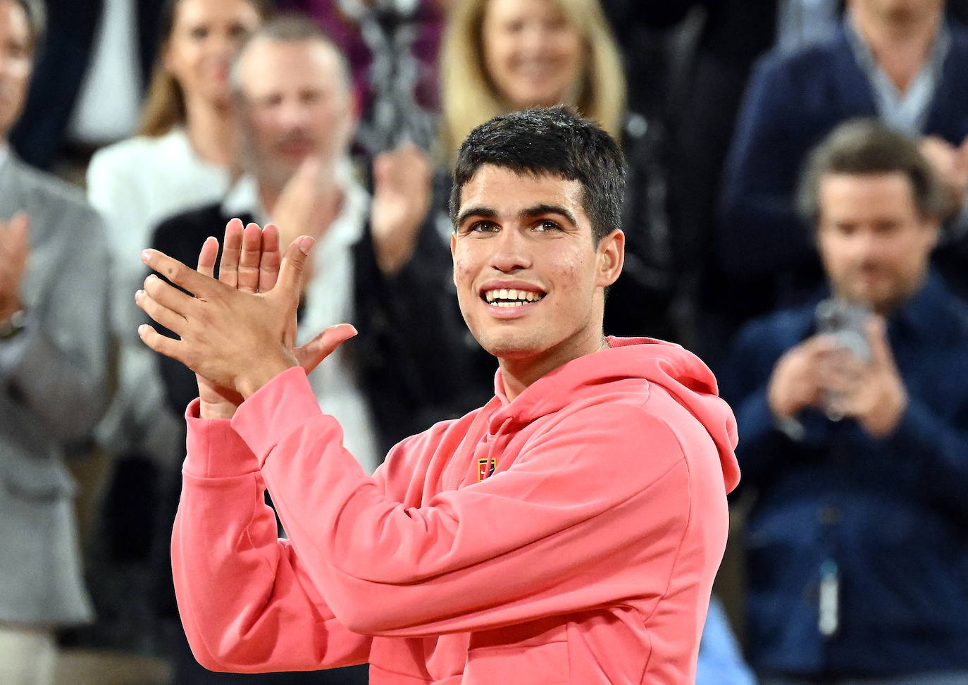 Alcaraz destroza a Tsitsipas en los cuartos de final de Roland Garros