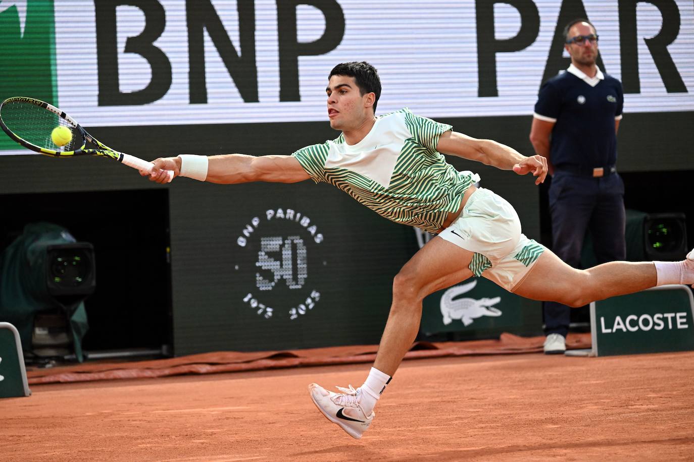 Alcaraz destroza a Tsitsipas en los cuartos de final de Roland Garros