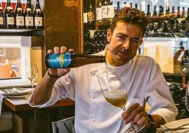 Juan Francisco Carmona, propietario de Pura Cepa, sirviendo una cerveza Yakka.