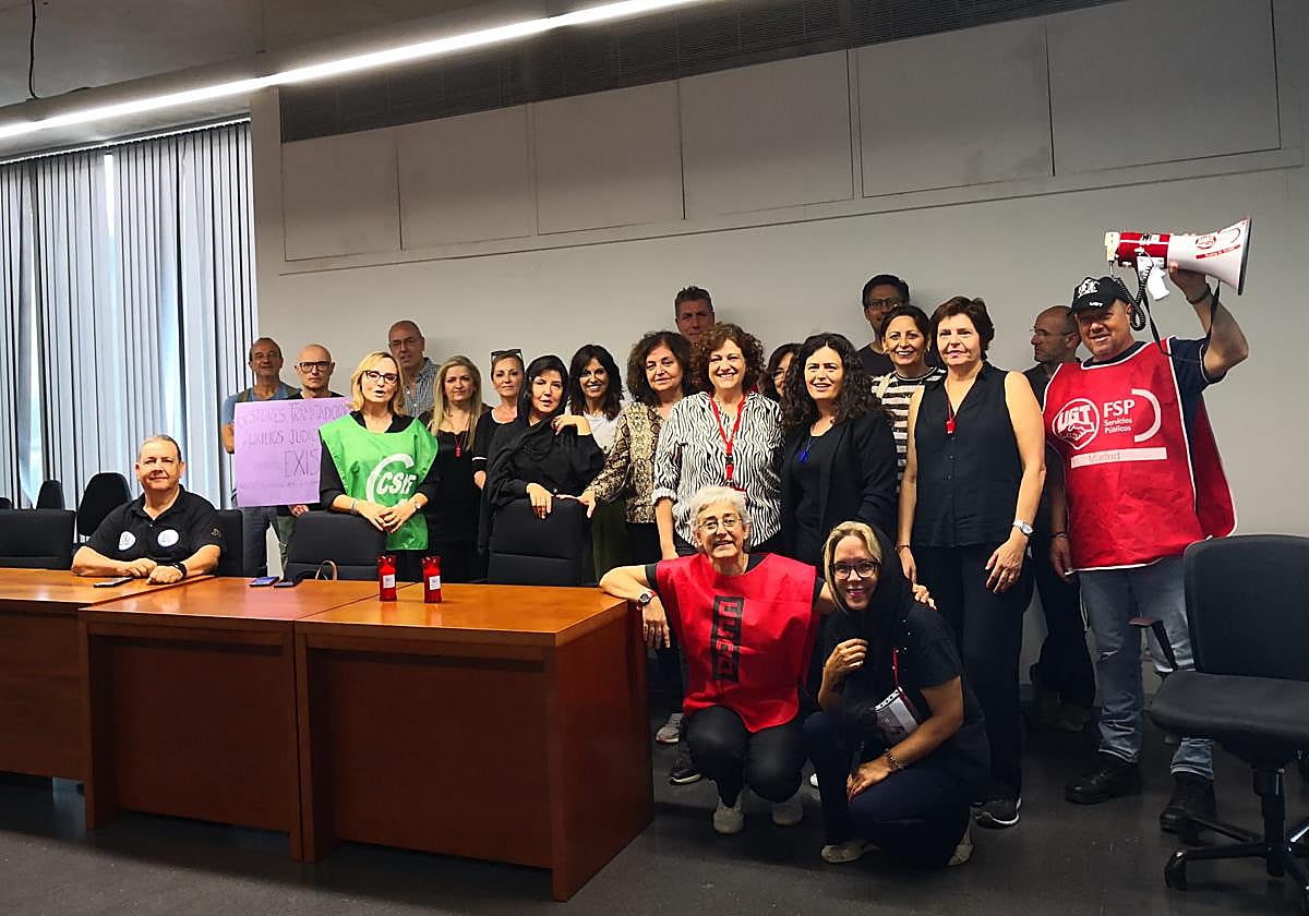 Los funcionarios encerrados en la Ciudad de la Justicia de Murcia.