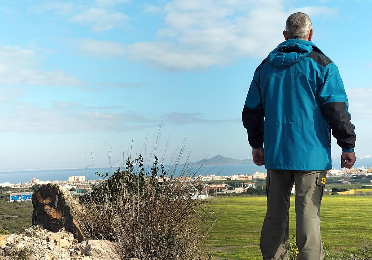 Un técnico del Ministerio inspecciona cultivos en el entorno del Mar Menor en una imagen de archivo.