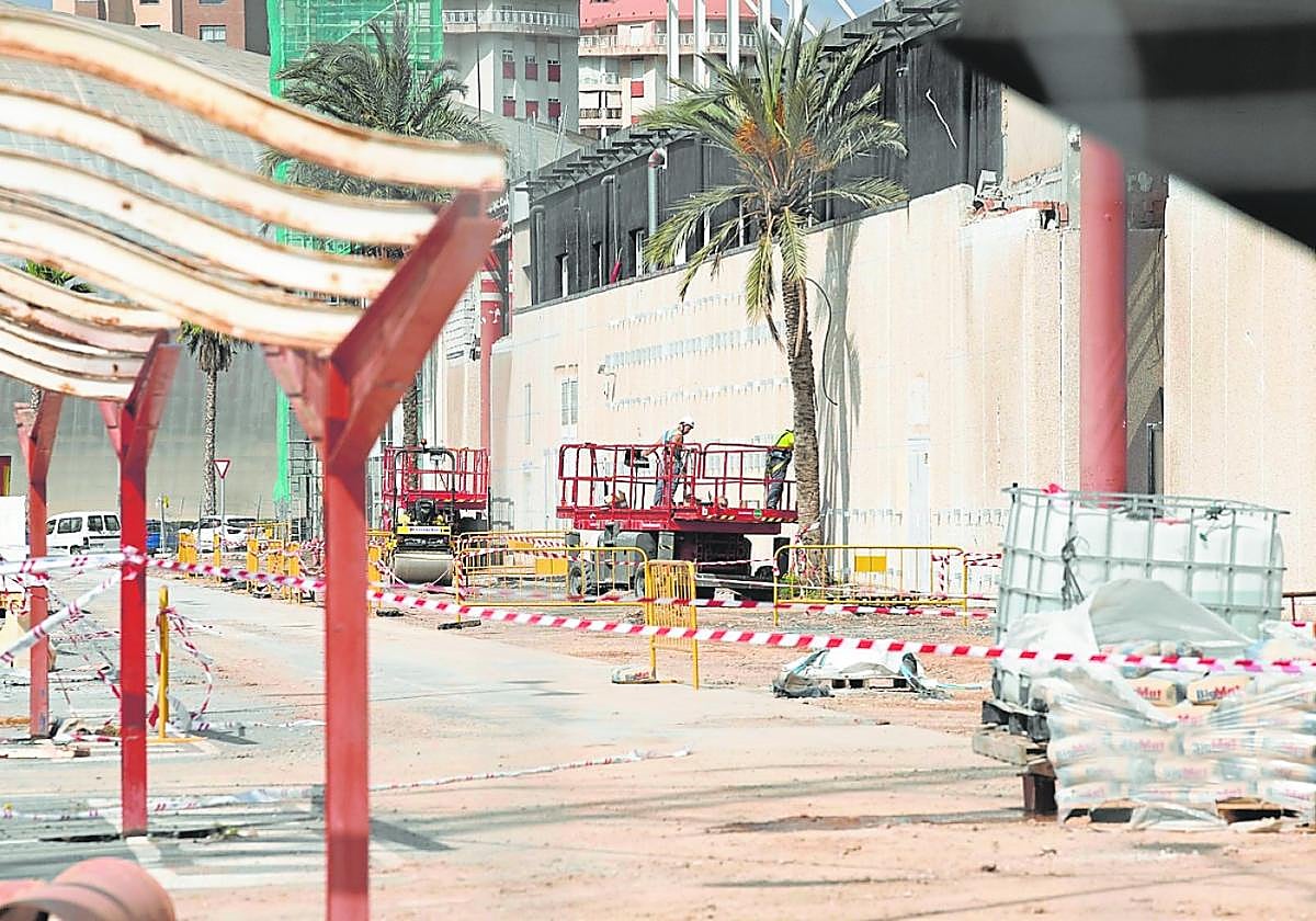 Operarios trabajan en una de las fachadas del centro comercial La Rambla, donde abrirá Mercadona.