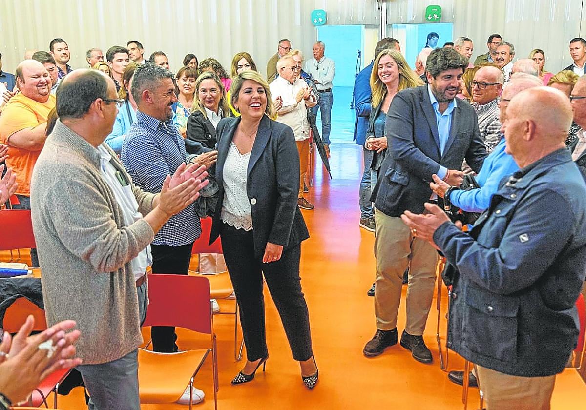 Noelia Arroyo y Fernando López Miras saludan a militantes y simpatizantes a su llegada a la junta directiva.
