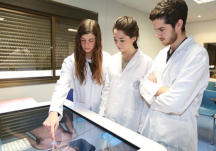 Estudiantes del Grado en Medicina de la UCAM con la tabla de razonamiento clínico Body Interact