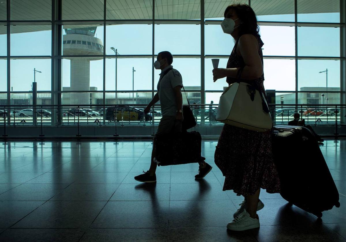 Viajeros en el aeropuerto de El Prat, en una imagen de archivo.