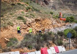 Máquinas excavadoras trabajan a orillas de la N-340 a su paso por el barrio de San Isidro.