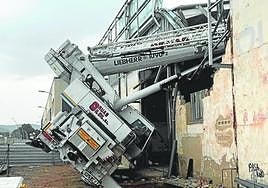 La grúa se venció y destrozó parte del techo de una nave industrial.