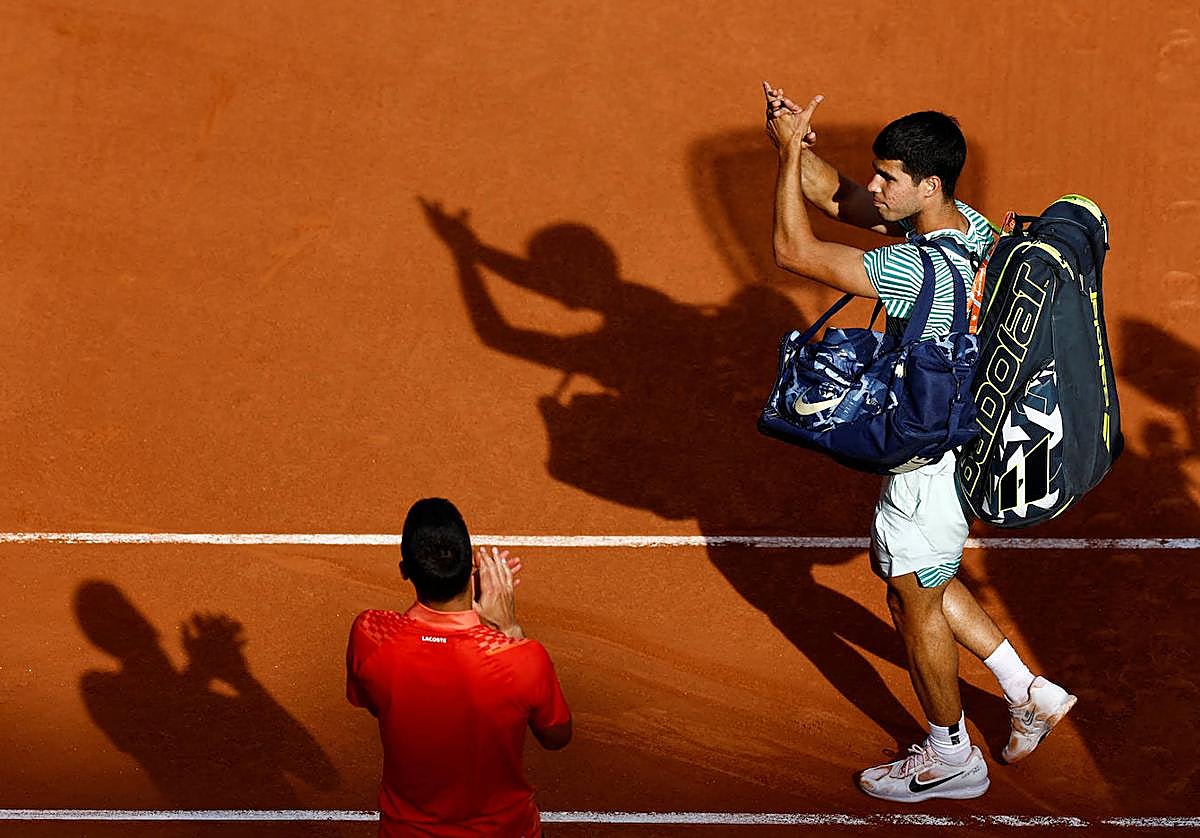 Carlos Alcaraz se despide de Roland Garros entre aplausos, también de Novak Djokovic, este viernes.