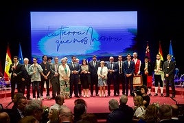 Foto de familia de los galardonados con la Medalla de Oro.