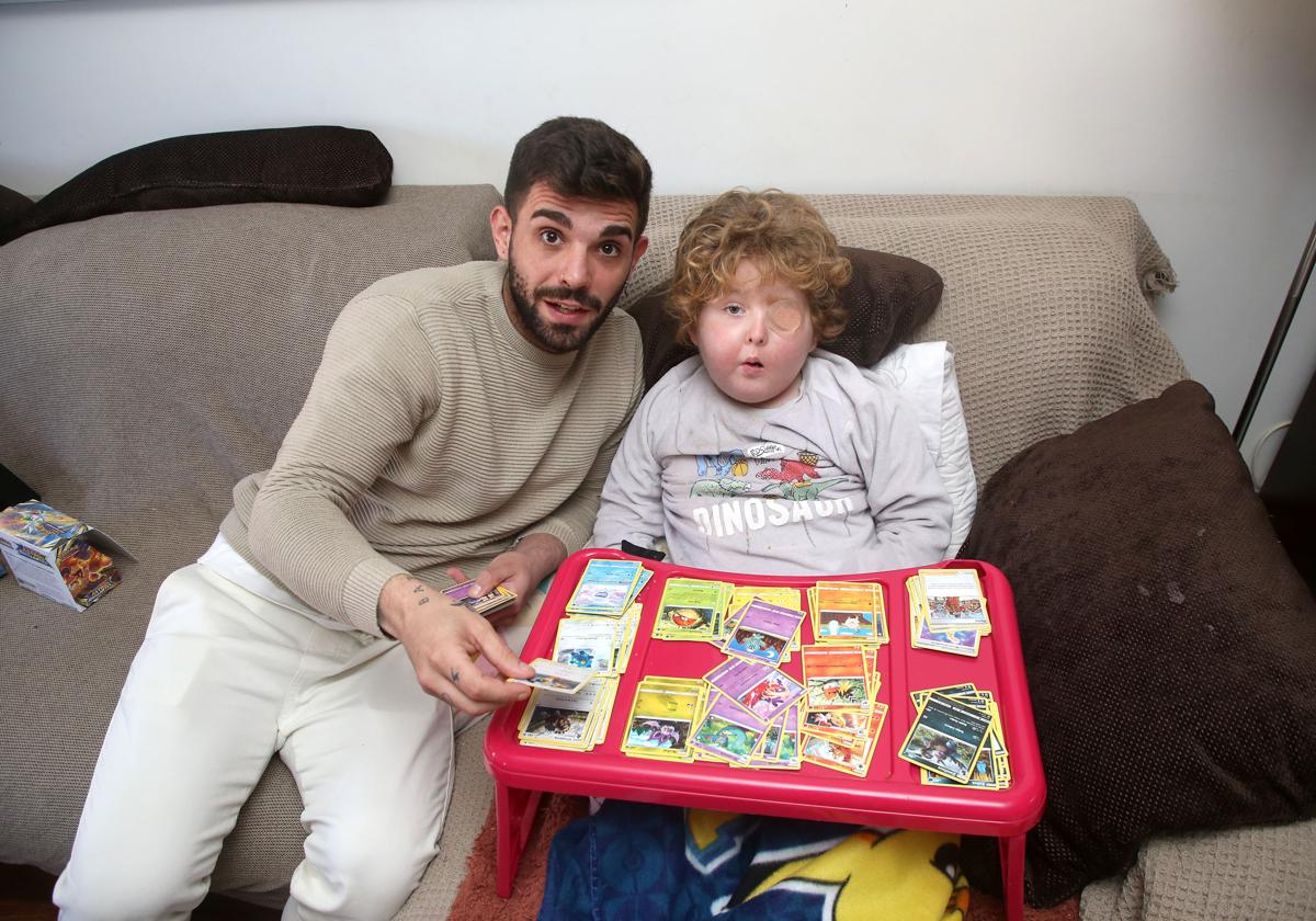 Martín, junto a su hermano Rafa, en su casa de Molina de Segura.