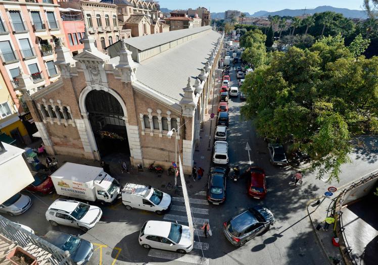 Imagen principal - Imágenes de archivo del mercado de Verónicas y la Cárcel Vieja de Murcia. 