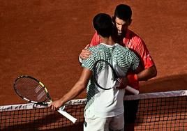 Djokovic y Alcaraz se abrazan al terminar el partido del viernes.