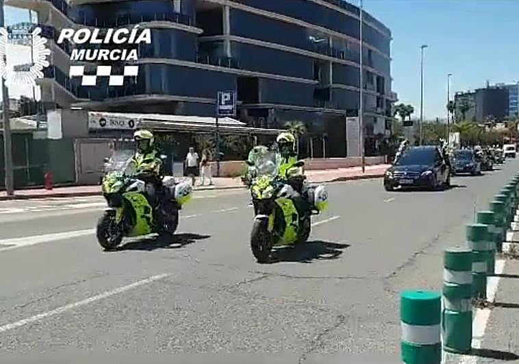 El Grupo de Motoristas de la Policía Local de Murcia escolta el cortejo fúnebre de Martín.