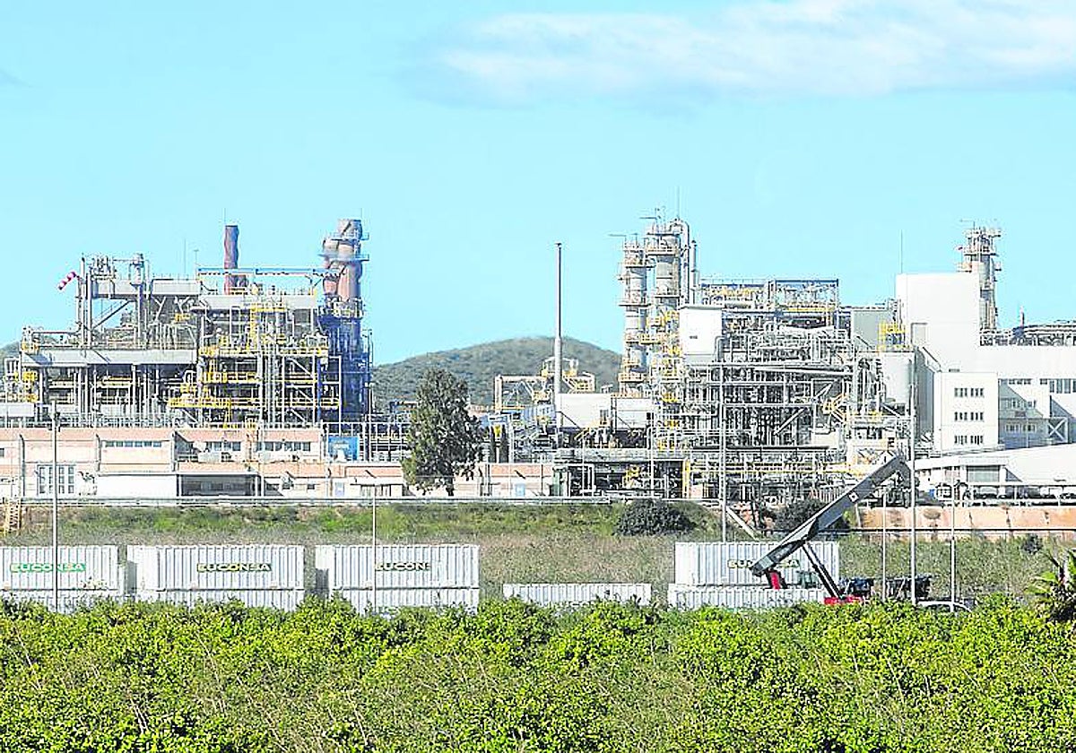 Complejo industrial de Sabic en La Aljorra, con cultivos agrícolas a pocos metros.