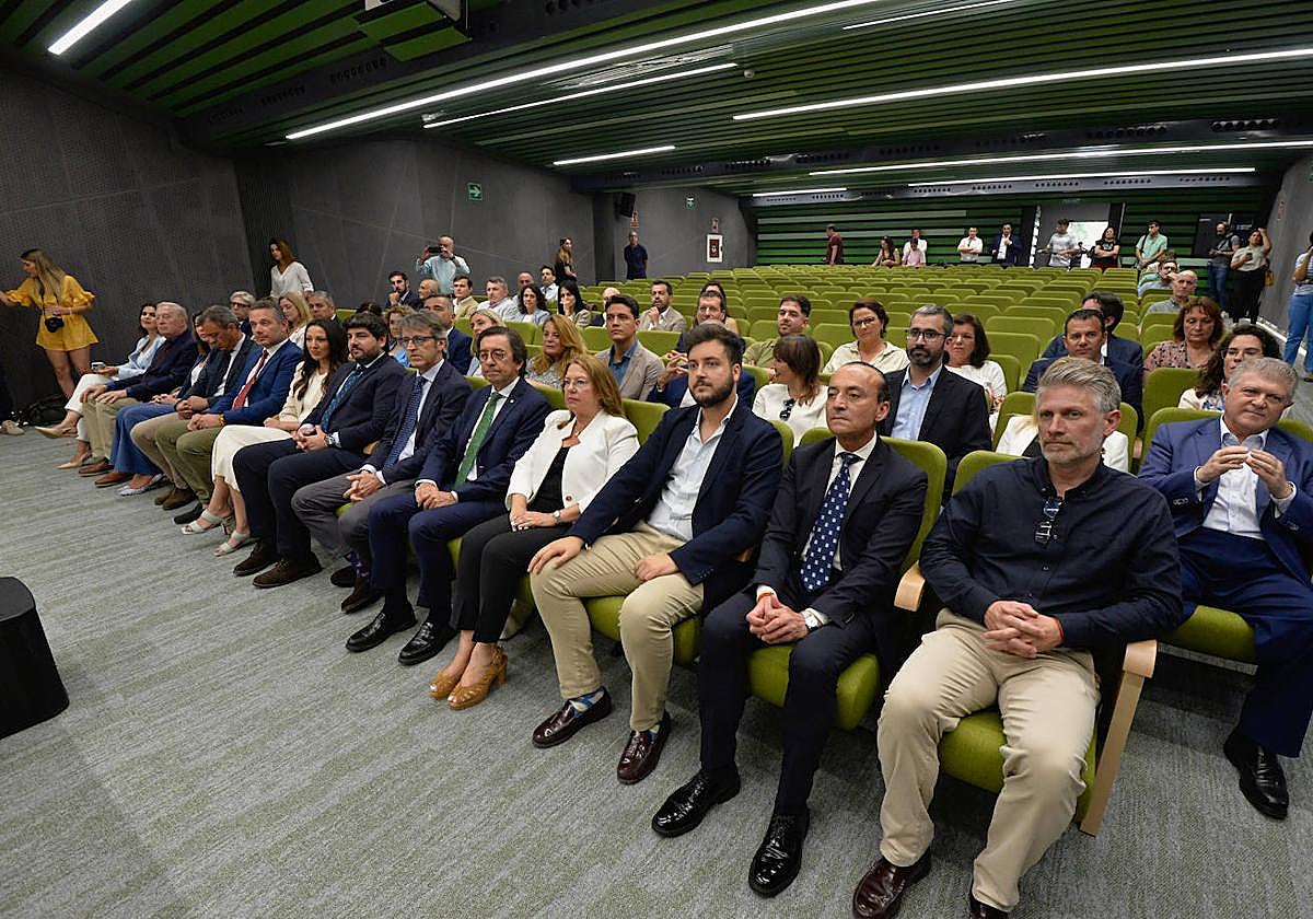 Los diputados regionales recogen sus credenciales