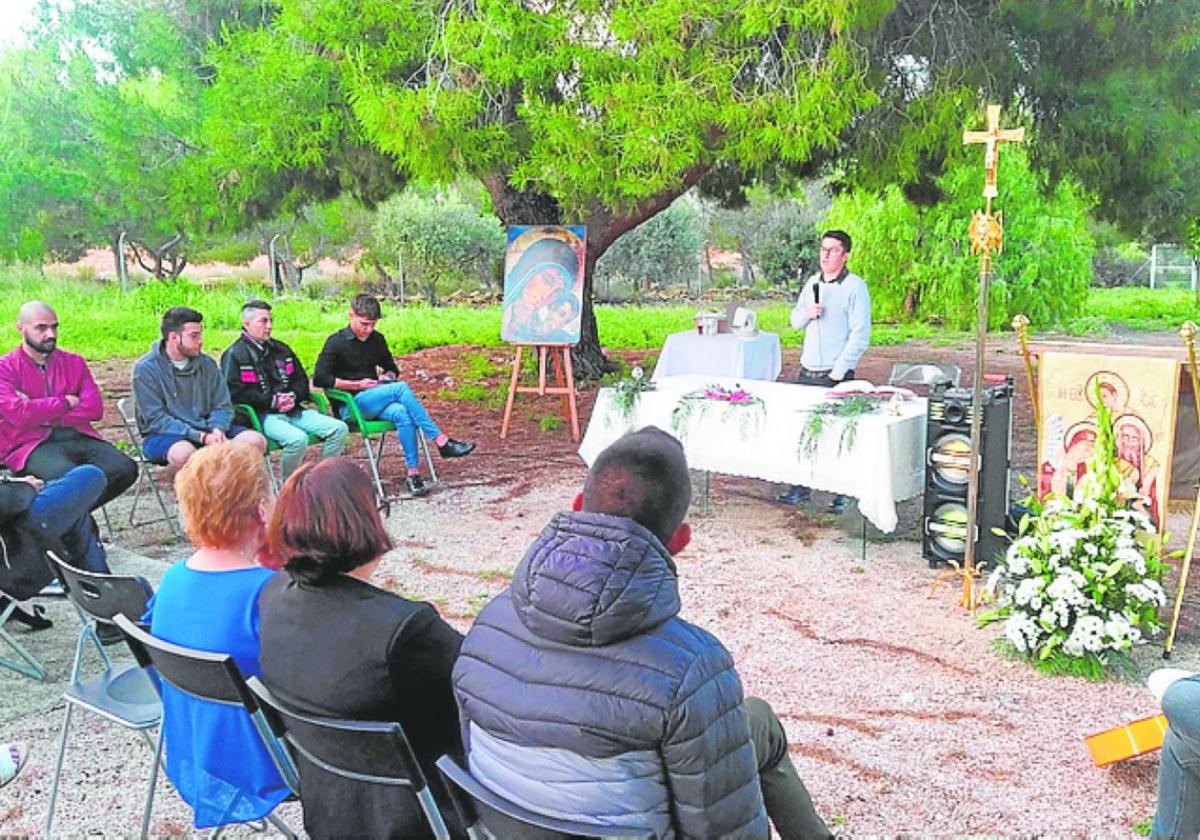 Reunión de miembros de la asociación y familiares en la casa de campo.