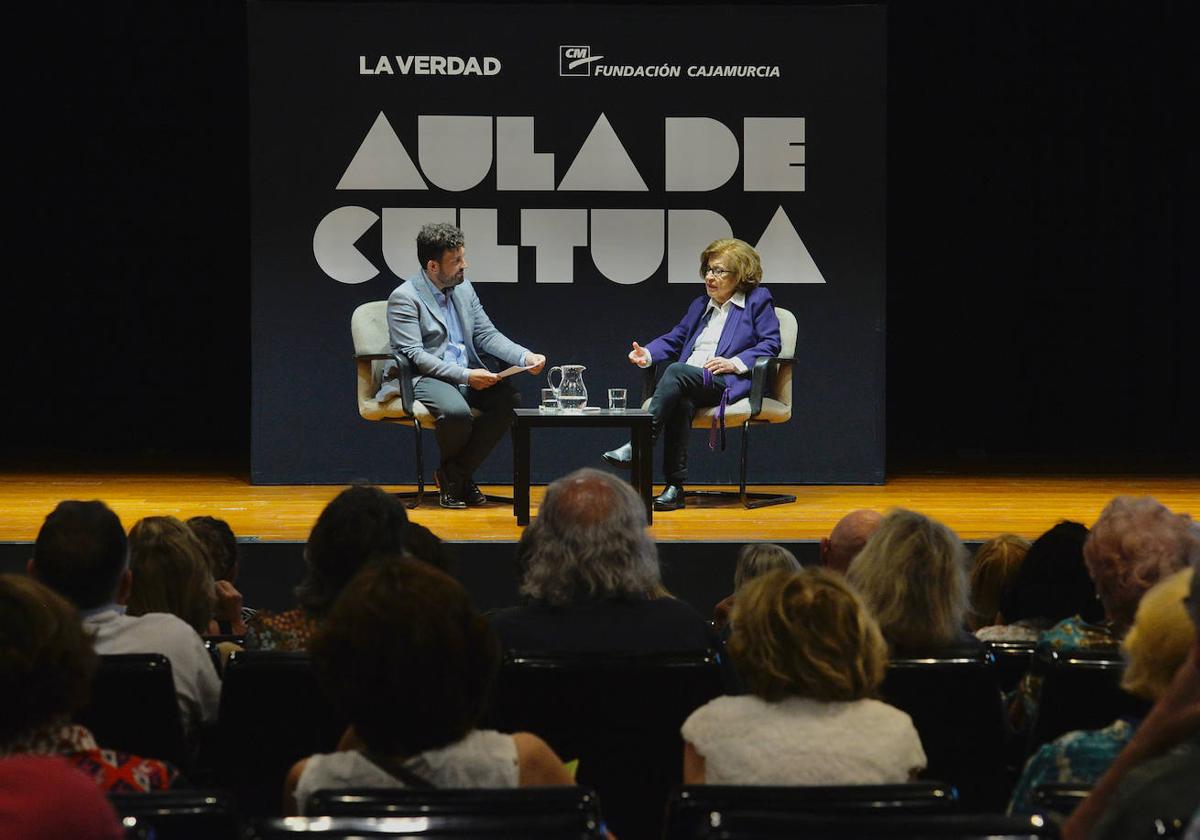 Dionisia García cierra la temporada del Aula de Cultura