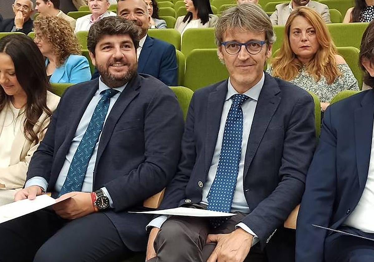 Luis Alberto Marín, este lunes, junto a López Miras, en la recogida de acreditaciones como diputados regionales.